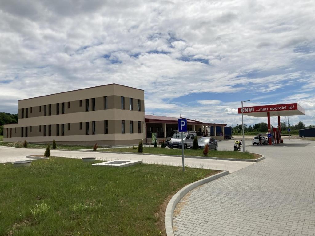 M70 Panzio Szemenyecsörnye Zewnętrze zdjęcie